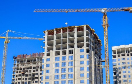 Кириллица в жилых комплексах: штрафы до 500 тысяч за иностранные названия