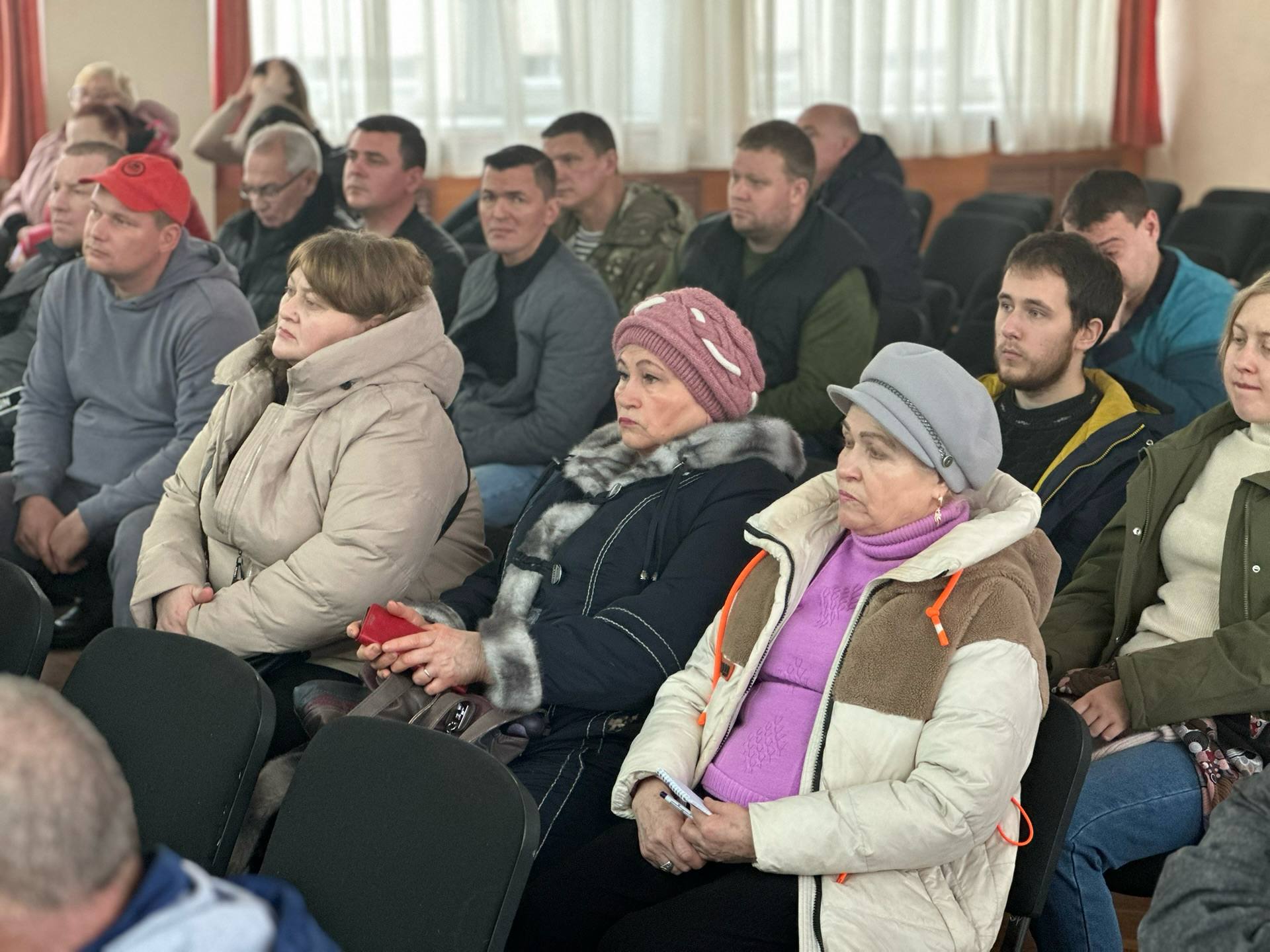 Провел встречу с жильцами дома, где произошло частичное обрушение кровли Провел встречу с жильцами дома, где произошло частичное обрушение кровли