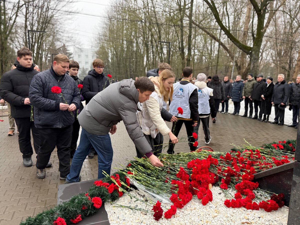 Сегодня, в воскресное утро, в парке им. Ленина возложили цветы в память о россиянах, исполнявших служебный долг за пределами Отечества Сегодня, в воскресное утро, в парке им. Ленина возложили цветы в память о россиянах, исполнявших служебный долг за пределами Отечества