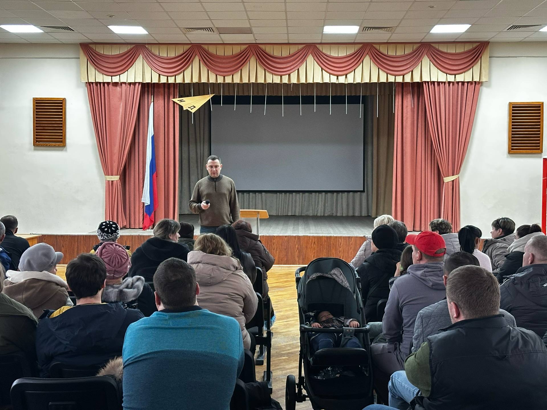 Провел встречу с жильцами дома, где произошло частичное обрушение кровли Провел встречу с жильцами дома, где произошло частичное обрушение кровли