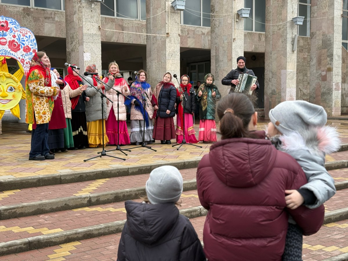 «Масленичный обед» на площади у ГКДЦ «Масленичный обед» на площади у ГКДЦ