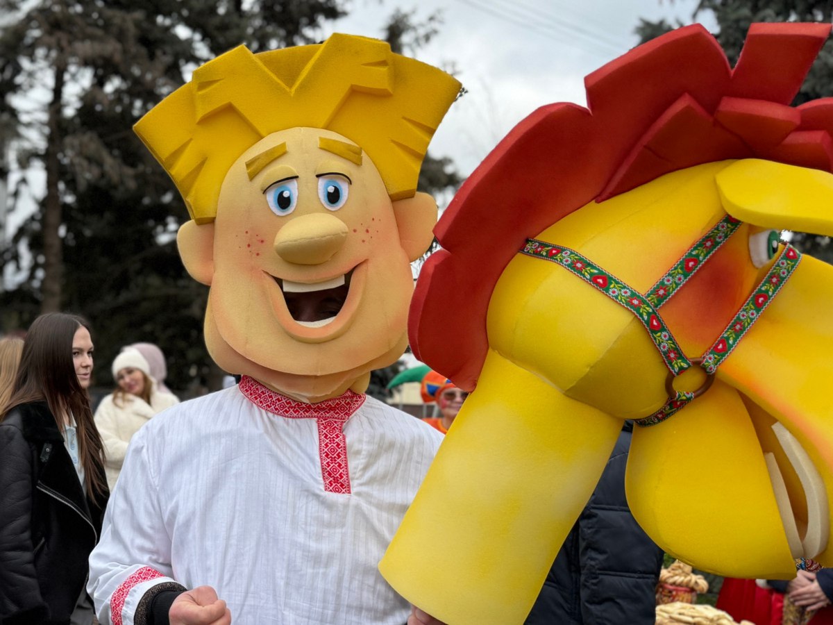 «Масленичный обед» на площади у ГКДЦ «Масленичный обед» на площади у ГКДЦ