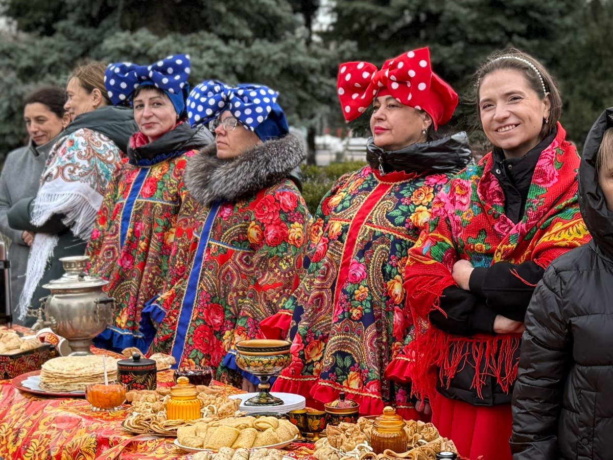 «Масленичный обед» на площади у ГКДЦ «Масленичный обед» на площади у ГКДЦ