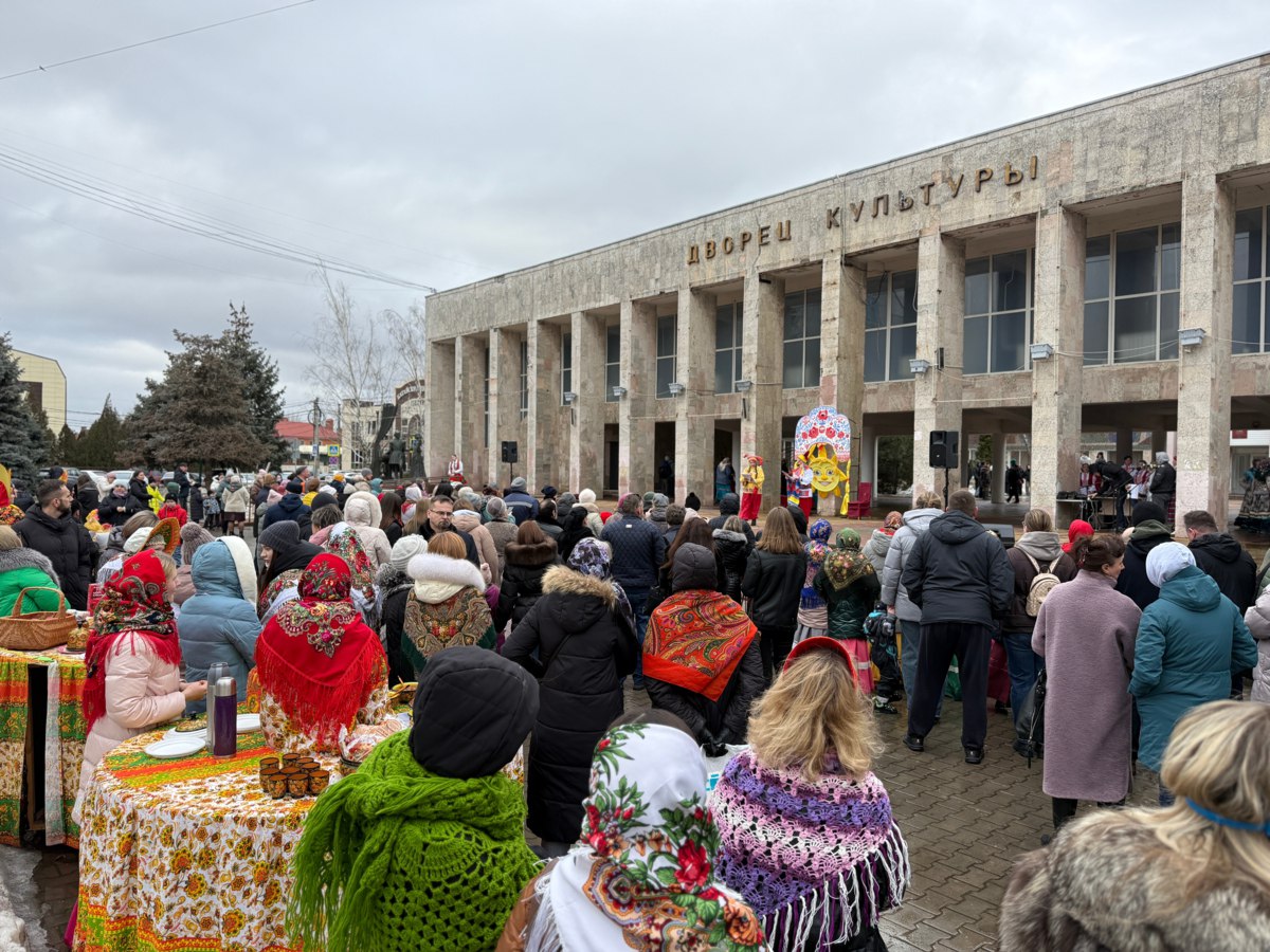«Масленичный обед» на площади у ГКДЦ «Масленичный обед» на площади у ГКДЦ