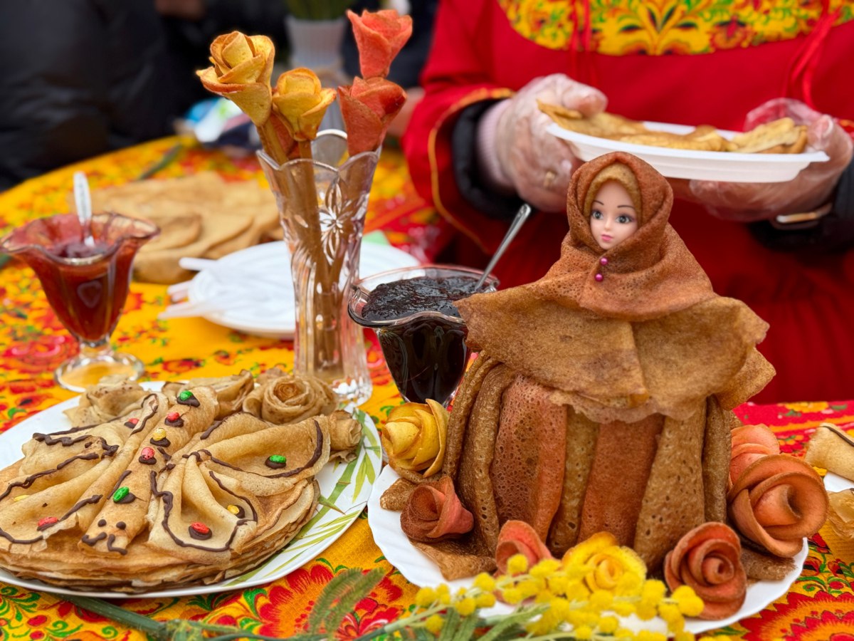 «Масленичный обед» на площади у ГКДЦ «Масленичный обед» на площади у ГКДЦ