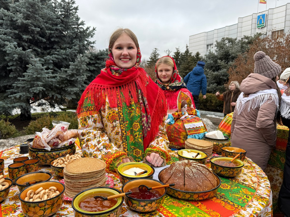 «Масленичный обед» на площади у ГКДЦ «Масленичный обед» на площади у ГКДЦ