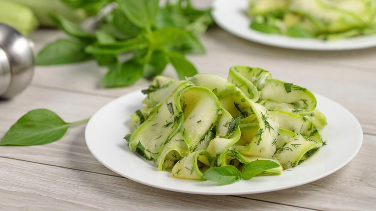 Кабачки: секреты полезных салатов на лето