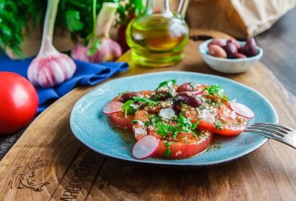 Сочный и свежий: секреты египетского салата из помидоров