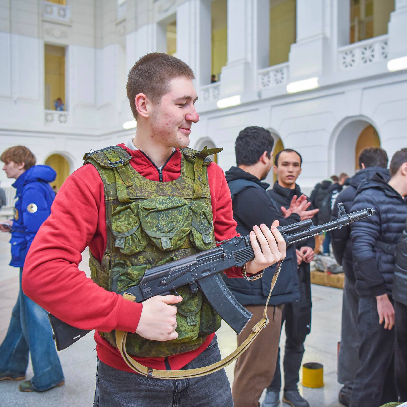 16 февраля в Крытом дворе ЮРГПУ (НПИ) развернулась уникальная выставка оружия 16 февраля в Крытом дворе ЮРГПУ (НПИ) развернулась уникальная выставка оружия