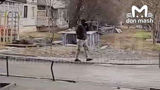 Мерзопакостный чел в балаклаве ограбил инвалида посреди бела дня в Ростове