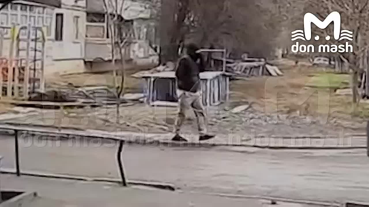 Мерзопакостный чел в балаклаве ограбил инвалида посреди бела дня в Ростове