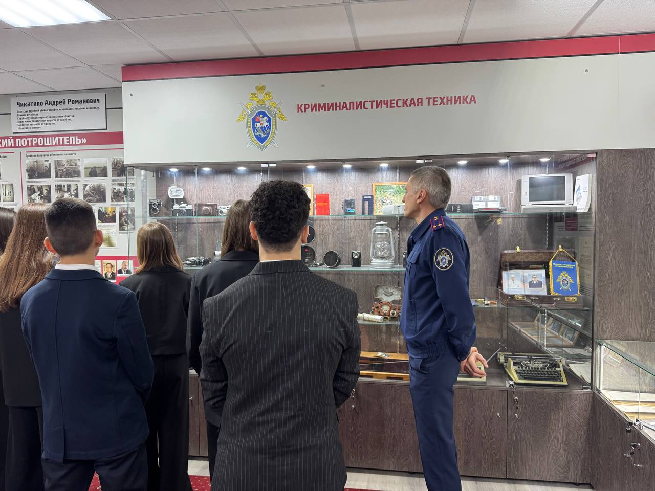 В Ростове-на-Дону криминалисты провели познавательную экскурсию для учащихся кадетского класса гимназии В Ростове-на-Дону криминалисты провели познавательную экскурсию для учащихся кадетского класса гимназии