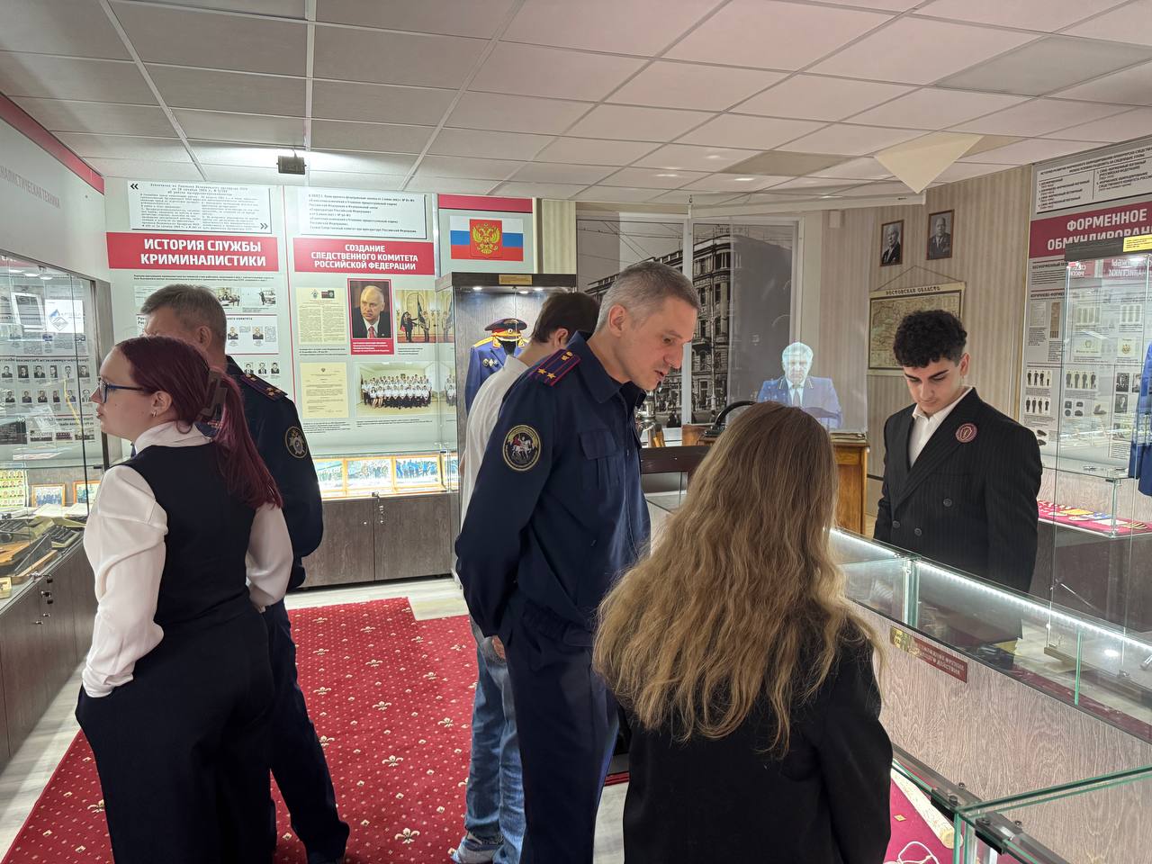 В Ростове-на-Дону криминалисты провели познавательную экскурсию для учащихся кадетского класса гимназии В Ростове-на-Дону криминалисты провели познавательную экскурсию для учащихся кадетского класса гимназии