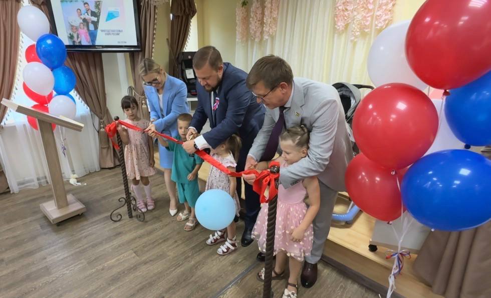 Около полугода назад вместе с министром труда и социального развития Ростовской области Ириной Шуваловой открыли в Батайске пункт проката вещей первой необходимости для новорождённых Около полугода назад вместе с министром труда и социального развития Ростовской области Ириной Шуваловой открыли в Батайске пункт проката вещей первой необходимости для новорождённых