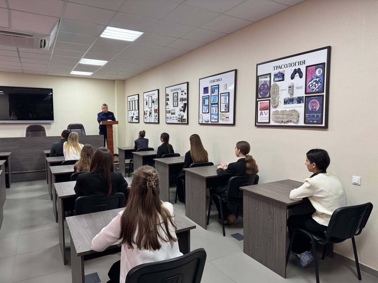 В Ростове-на-Дону криминалисты провели познавательную экскурсию для учащихся кадетского класса гимназии В Ростове-на-Дону криминалисты провели познавательную экскурсию для учащихся кадетского класса гимназии