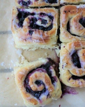 Нежные дрожжевые булочки с черникой: простой рецепт для всей семьи