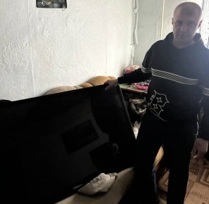 В Гуково сотрудники полиции вернули мужчине похищенный телевизор