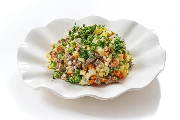 Новый взгляд на классическое оливье с мясом и фруктами