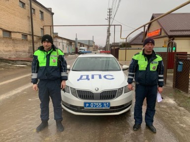 Инспекторы ДПС Тацинского района помогли водителю в сложной дорожной ситуации