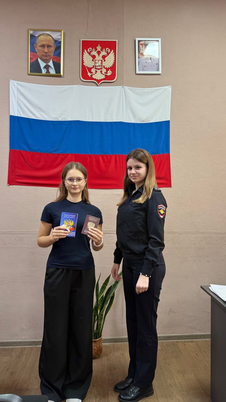 Каменские сотрудники вручили первые паспорта юным гражданам Каменские сотрудники вручили первые паспорта юным гражданам