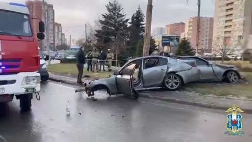 Машина, которую разорвало на Королёва, спешила в больницу — полицейский вез пострадавшего в другой аварии ростовчанина