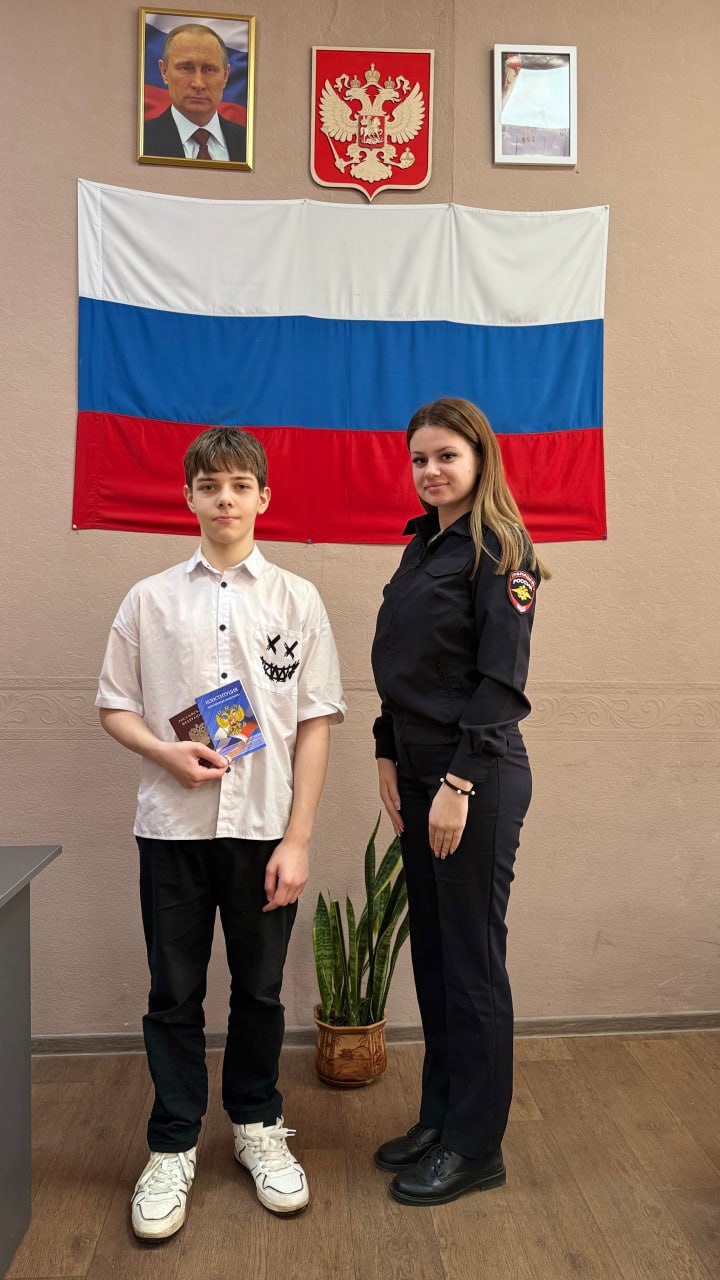 Каменские сотрудники вручили первые паспорта юным гражданам Каменские сотрудники вручили первые паспорта юным гражданам