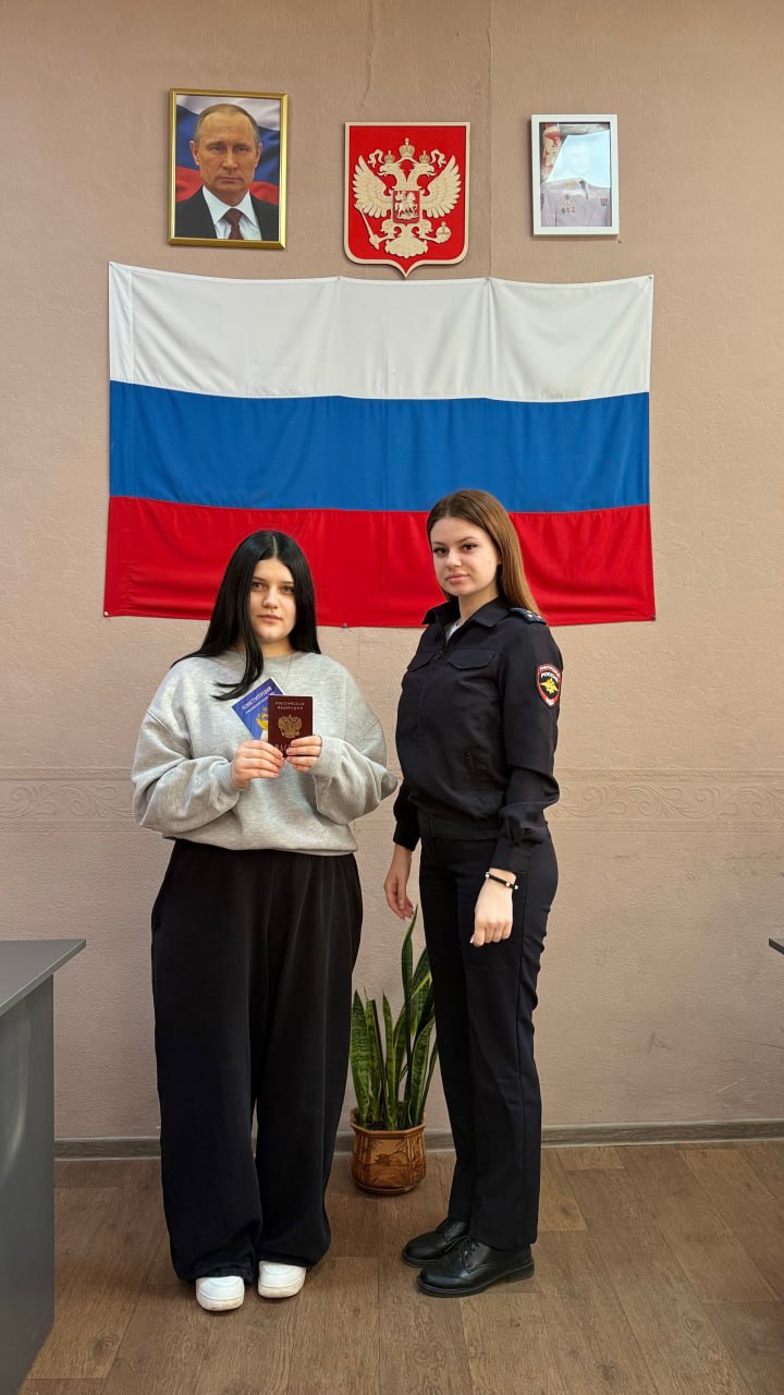 Каменские сотрудники вручили первые паспорта юным гражданам Каменские сотрудники вручили первые паспорта юным гражданам