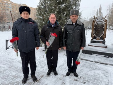 Полицейские Волгодонска возложили цветы к мемориальному обелиску в память о погибших сотрудниках