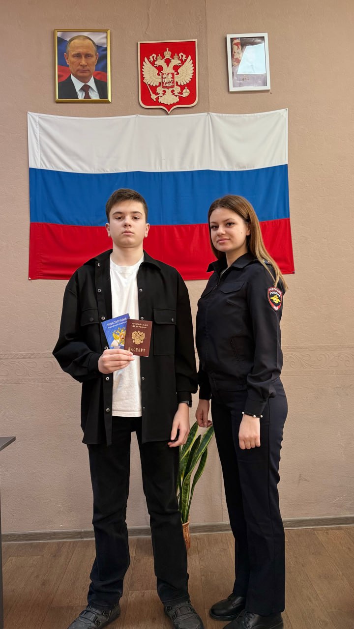 Каменские сотрудники вручили первые паспорта юным гражданам