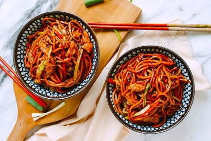 Восхитительная лапша ло мэйн с курицей: простой рецепт