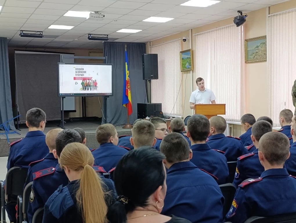 Шахтинские полицейские провели профилактическую беседу в казачьем кадетском корпусе Шахтинские полицейские провели профилактическую беседу в казачьем кадетском корпусе