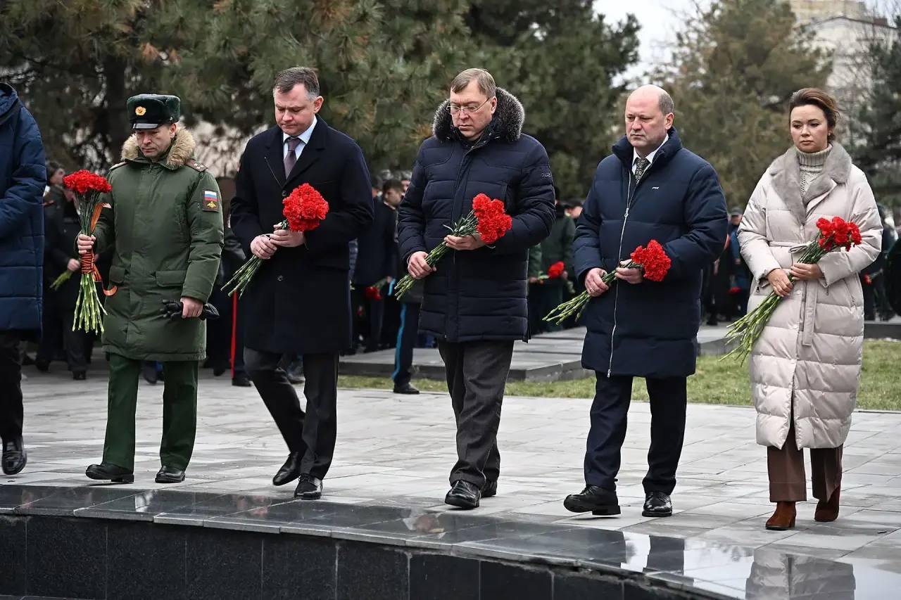 В День защитника Отечества Губернатор Ростовской области Юрий Слюсарь, Председатель Законодательного Собрания Ростовской области Александр Ищенко, митрополит Ростовский и Новочеркасский Меркурий, депутаты донского...