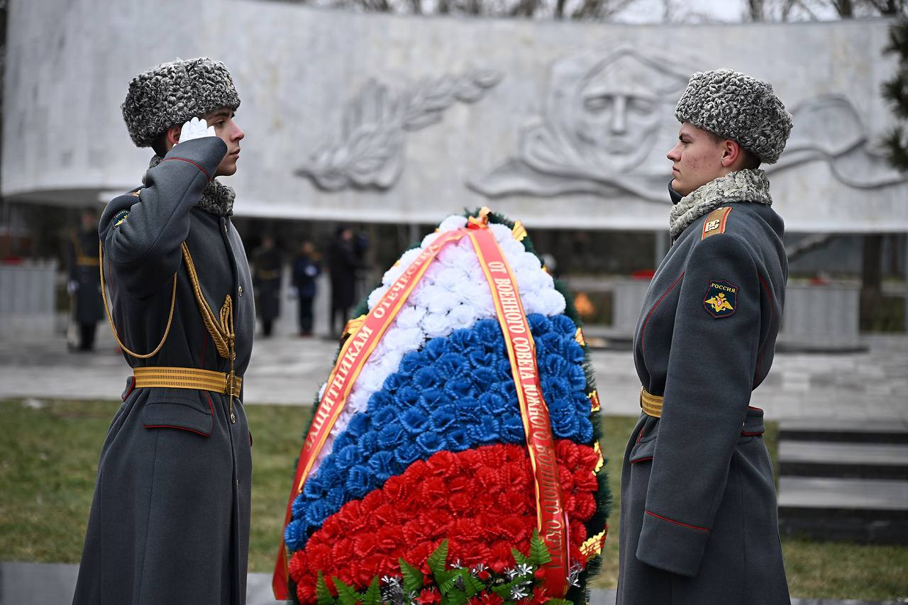 В День защитника Отечества Губернатор Ростовской области Юрий Слюсарь, Председатель Законодательного Собрания Ростовской области Александр Ищенко, митрополит Ростовский и Новочеркасский Меркурий, депутаты донского... В День защитника Отечества Губернатор Ростовской области Юрий Слюсарь, Председатель Законодательного Собрания Ростовской области Александр Ищенко, митрополит Ростовский и Новочеркасский Меркурий, депутаты донского...
