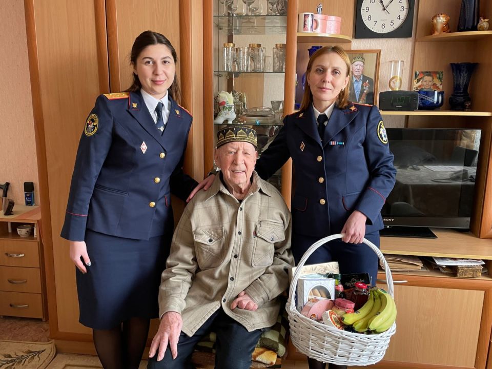 Сотрудники следственного управления СК России по Ростовской области навестили ветерана Великой Отечественной войны, которому скоро исполнится 104 года