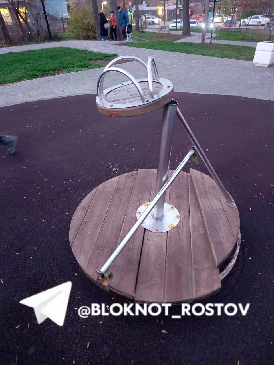 А вот такие качели были в Пионерском сквере Ростова