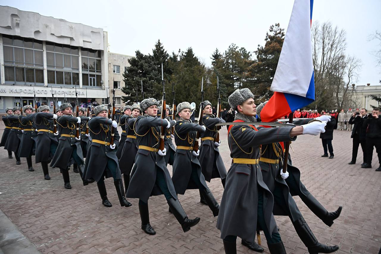 В День защитника Отечества Губернатор Ростовской области Юрий Слюсарь, Председатель Законодательного Собрания Ростовской области Александр Ищенко, митрополит Ростовский и Новочеркасский Меркурий, депутаты донского... В День защитника Отечества Губернатор Ростовской области Юрий Слюсарь, Председатель Законодательного Собрания Ростовской области Александр Ищенко, митрополит Ростовский и Новочеркасский Меркурий, депутаты донского...