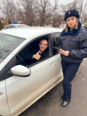 Вместо проверки — поздравления: праздничная акция Госавтоинспекции