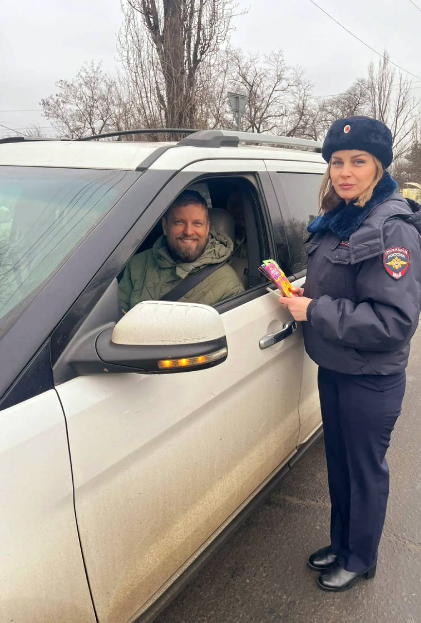Вместо проверки — поздравления: праздничная акция Госавтоинспекции Вместо проверки — поздравления: праздничная акция Госавтоинспекции