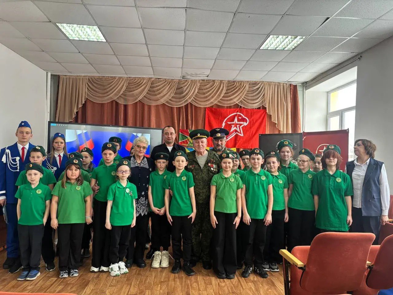 В Каменск-Шахтинском полицейские провели «Урок мужества» В Каменск-Шахтинском полицейские провели «Урок мужества»