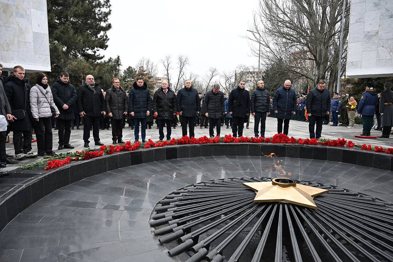 В День защитника Отечества Губернатор Ростовской области Юрий Слюсарь, Председатель Законодательного Собрания Ростовской области Александр Ищенко, митрополит Ростовский и Новочеркасский Меркурий, депутаты донского... В День защитника Отечества Губернатор Ростовской области Юрий Слюсарь, Председатель Законодательного Собрания Ростовской области Александр Ищенко, митрополит Ростовский и Новочеркасский Меркурий, депутаты донского...