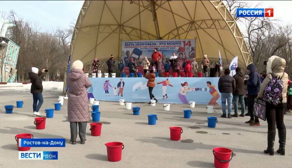 Танцевали, делали зарядку и обливались холодной водой: в донской столице любители активного образ жизни поучаствовали в акции "Быть здоровым - это модно"
