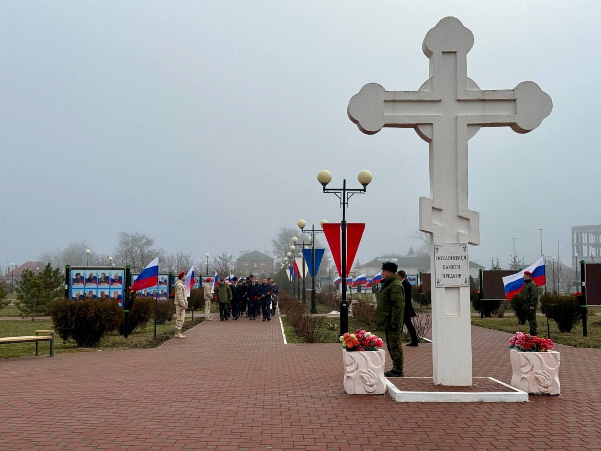 В память о бойцах, погибших в ходе СВО, в Батайске возложили цветы В память о бойцах, погибших в ходе СВО, в Батайске возложили цветы