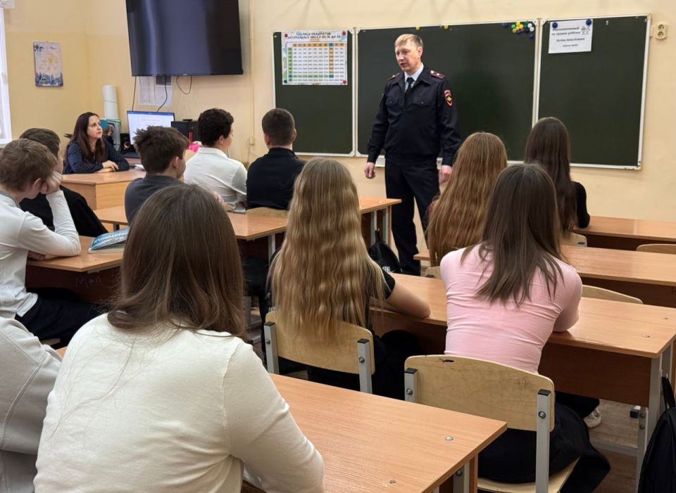 Новочеркасские полицейские провели практическое занятие с учениками «полицейского класса» МБОУ СОШ № 3