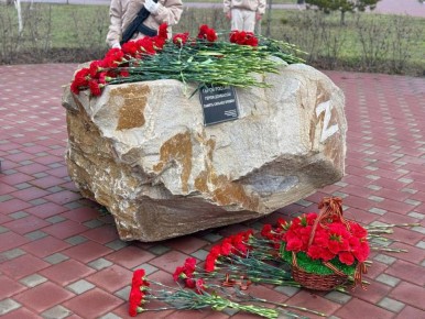 В память о бойцах, погибших в ходе СВО, в Батайске возложили цветы