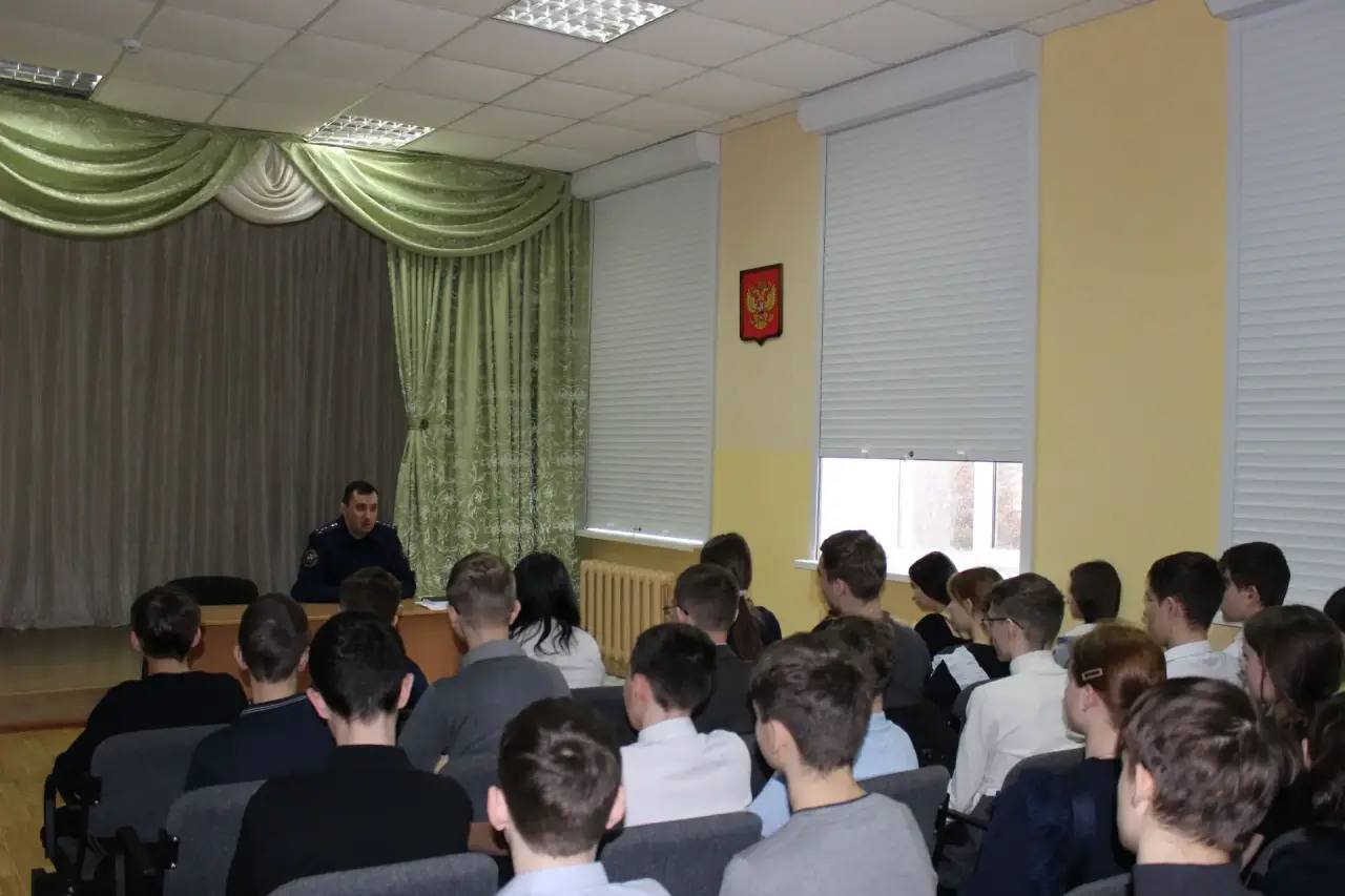 Руководитель Морозовского межрайонного следственного отдела провел профилактические беседы с учащимися
