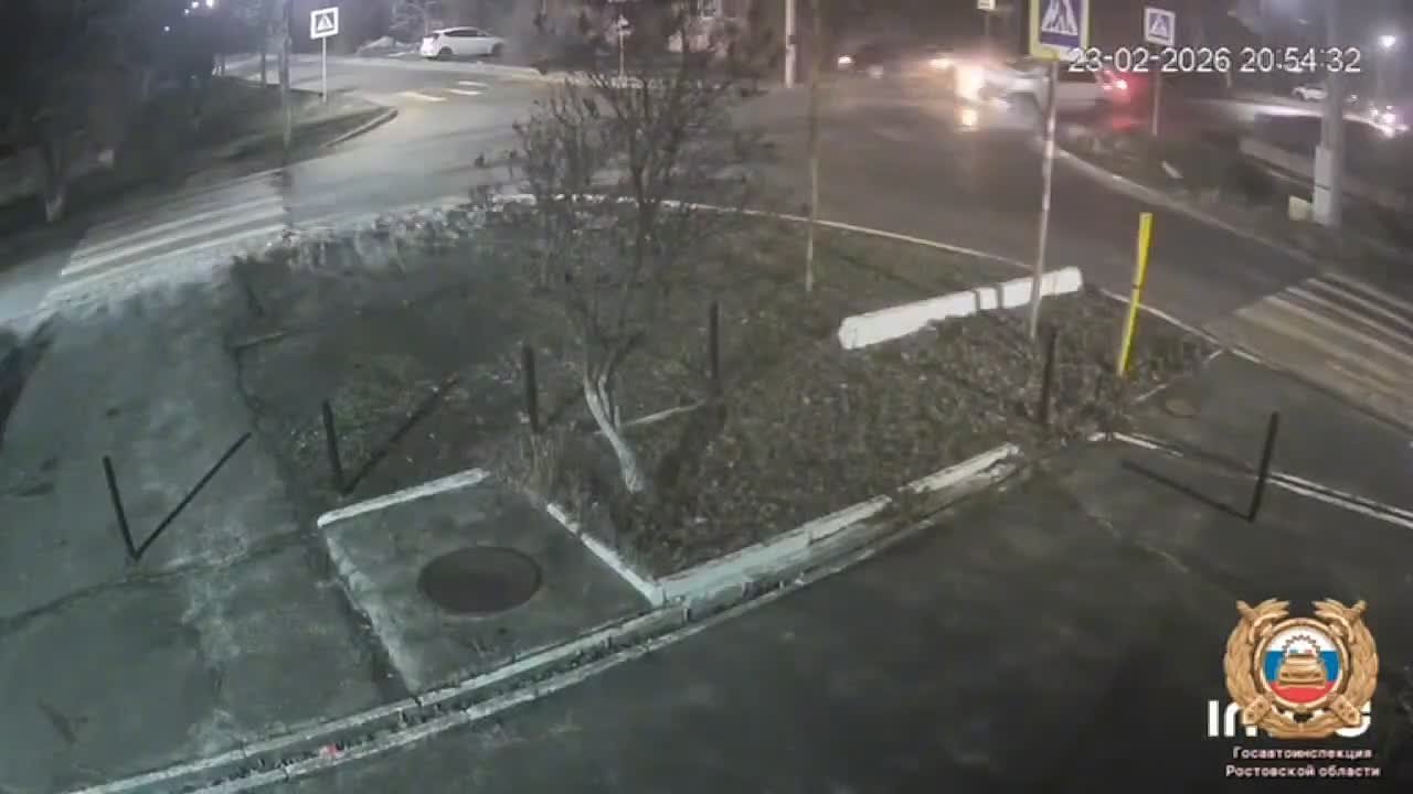 Восемь человек, в том числе четверо детей, получили травмы в результате ДТП на ул. Фрунзе в Батайске, сообщили в Госавтоинспекции по Ростовской области