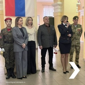 В школе №3 имени атамана М.И. Платова открыли памятный стенд в память о родителях учеников, погибших в ходе СВО