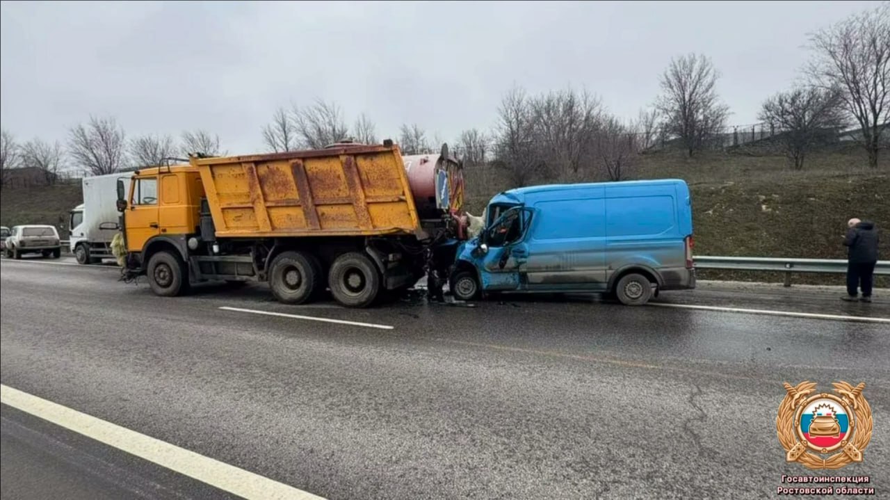 Под Ростовом водитель фургона погиб в ДТП с грузовиком Под Ростовом водитель фургона погиб в ДТП с грузовиком