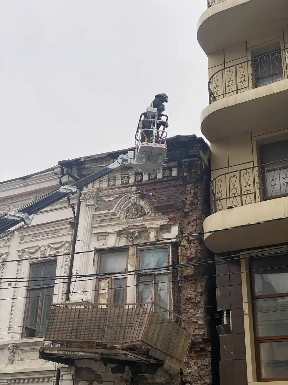 В Ростове обрушилась стена старинного дома на пересечении Социалистической, 45 и Шаумяна, 42