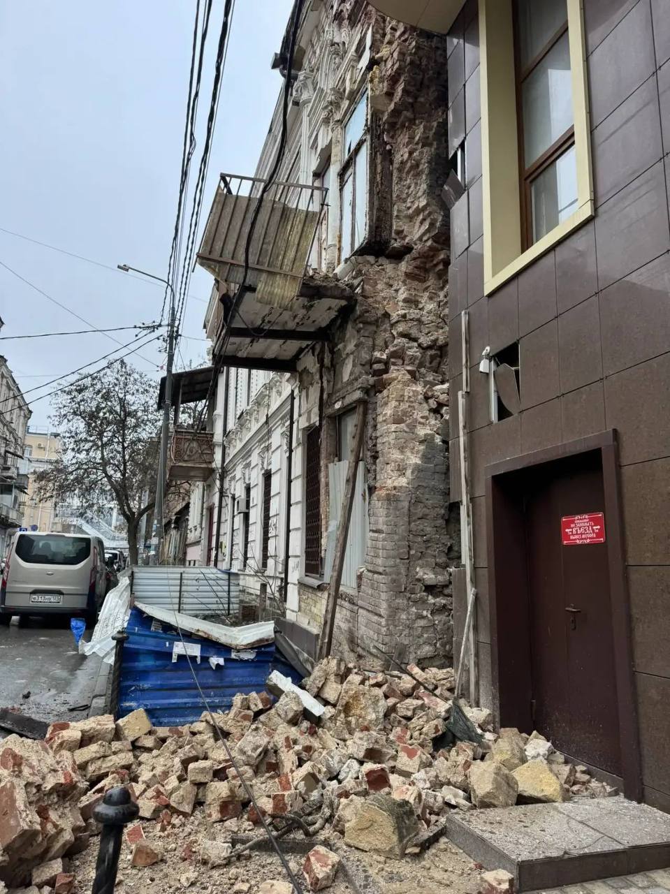 В Ростове обрушилась стена старинного дома на пересечении Социалистической, 45 и Шаумяна, 42 В Ростове обрушилась стена старинного дома на пересечении Социалистической, 45 и Шаумяна, 42